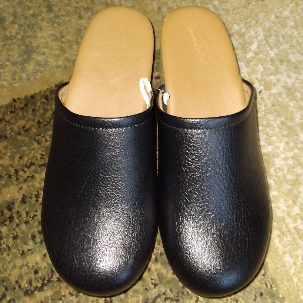 Women's Universal Thread clogs size 6.5